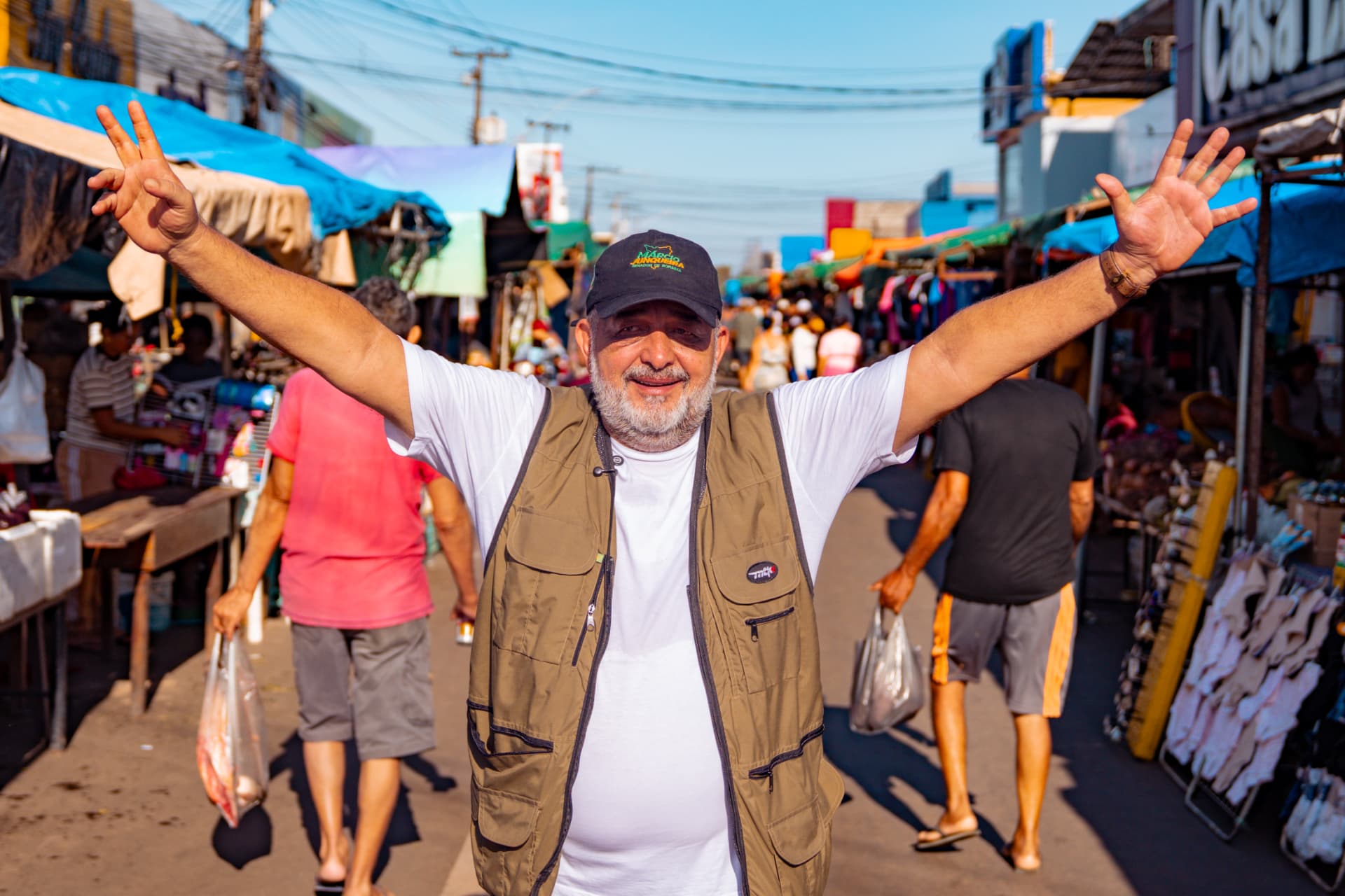 Márcio Junqueira em uma feira popular de Roraima