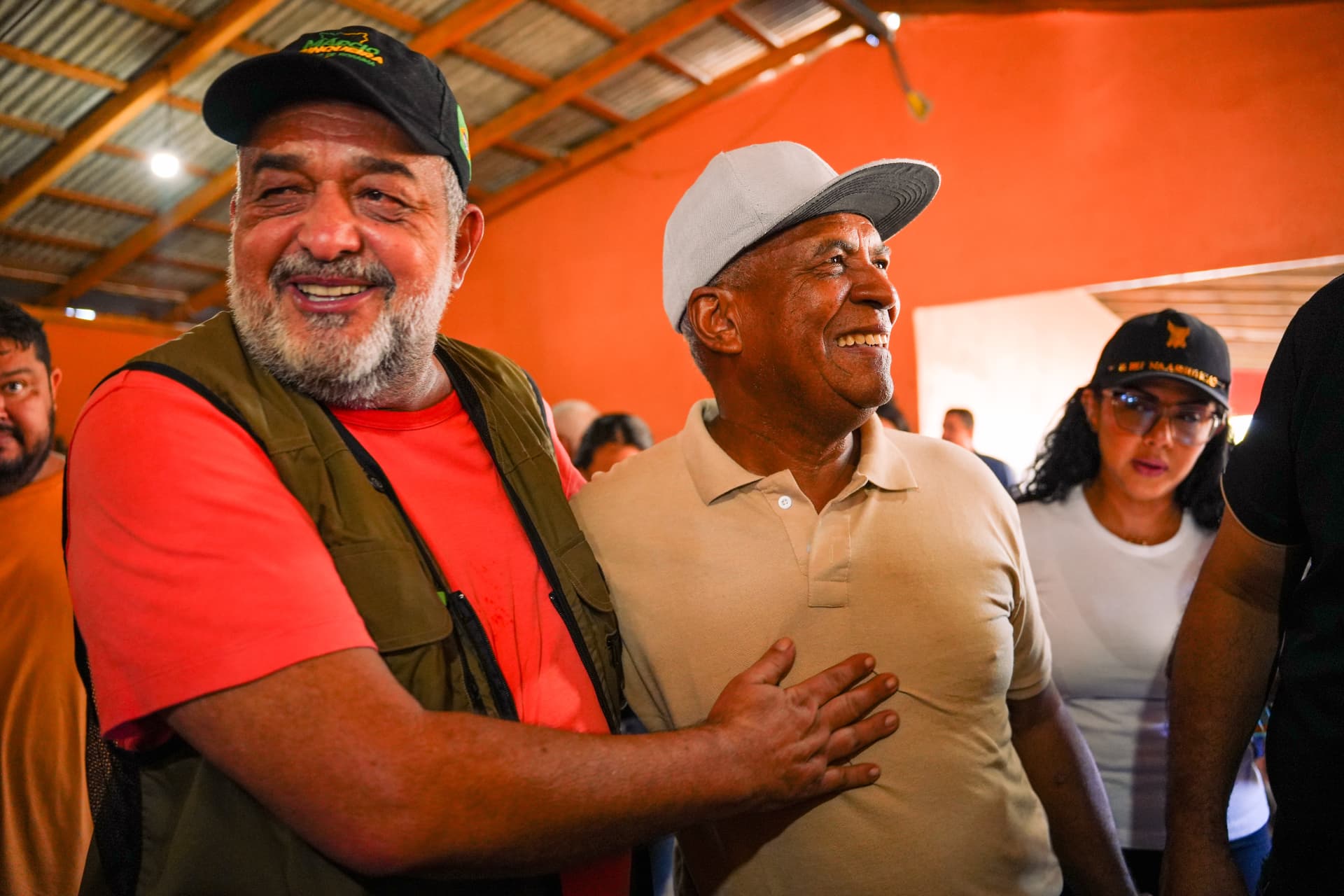 Márcio Junqueira conversando com produtor durante encontro no interior